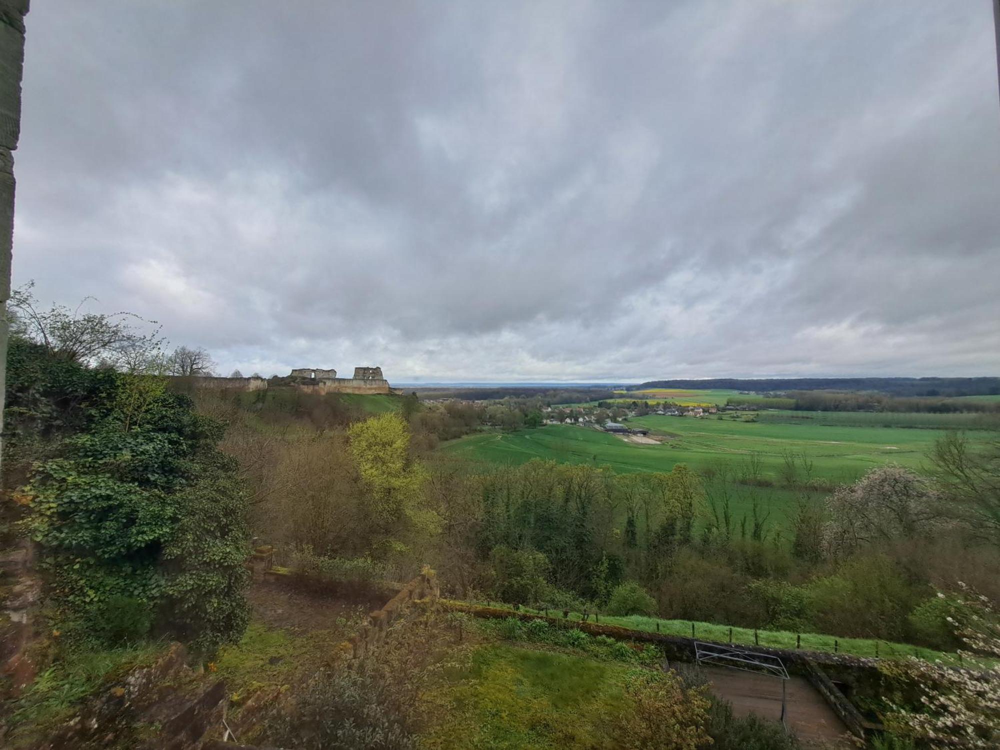 Location A Coucy Le Chateau Екстериор снимка